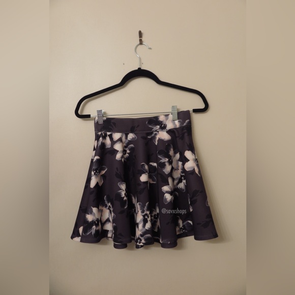 Two piece floral Hollister set, never worn! - Picture 3 of 3